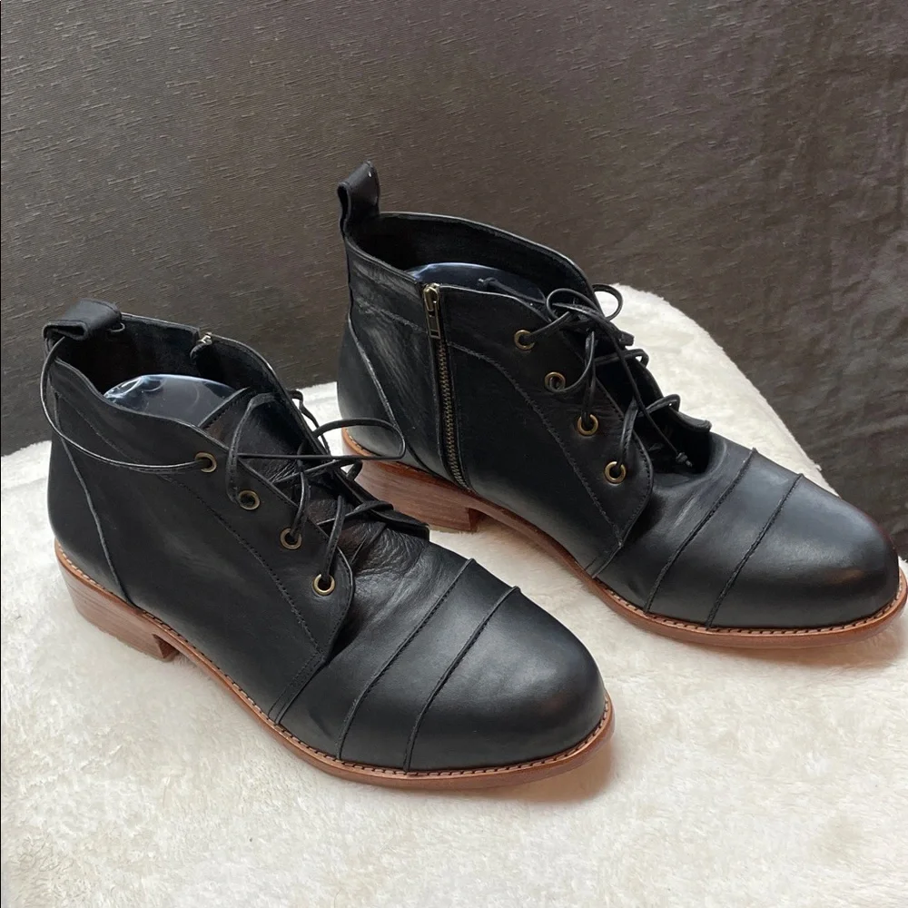 ELF‎ Black Leather Ankle Booties
